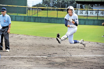 岐阜総合×岐阜工＝５回表岐阜総合２死一、三塁、追加点となる適時打を放ち、喜びを爆発させる森＝大野レインボー