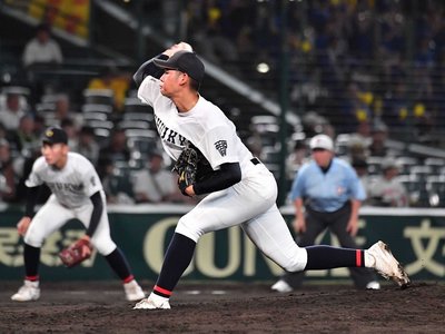 中京×霞ケ浦＝力投する中京のエース鈴木＝甲子園