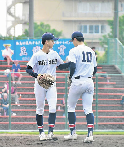 ４回表、笑顔で２番手の久保田（１０）にマウンドを託す大垣商の左腕エース北村
