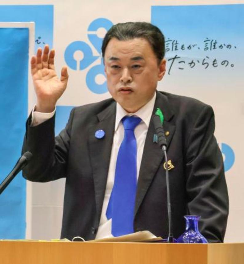 　記者会見する島根県の丸山達也知事＝２２日午後、県庁