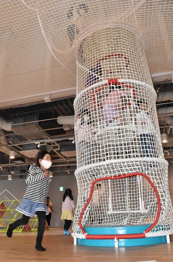 ネット遊具で遊ぶ子どもたち＝岐阜市徹明通、柳ケ瀬グラッスル３５「ツナグテ」