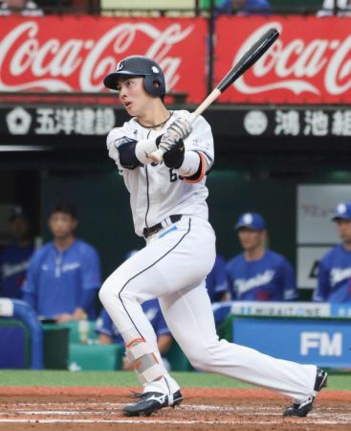 　６回西武１死一塁、長谷川が左翼線に先制二塁打を放つ＝ベルーナドーム