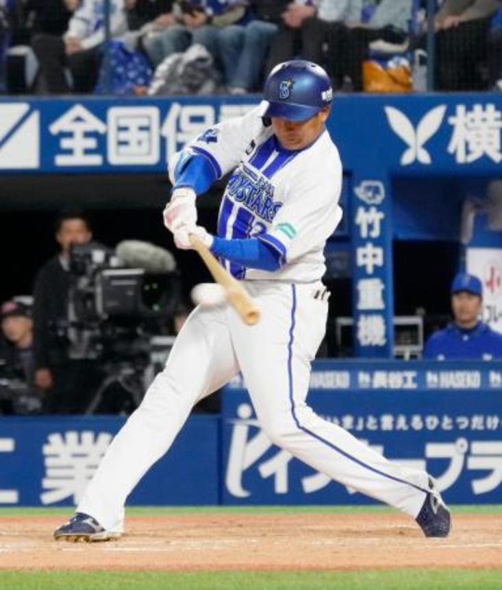 　７回ＤｅＮＡ無死満塁、勝又が中前に２点打を放つ＝横浜