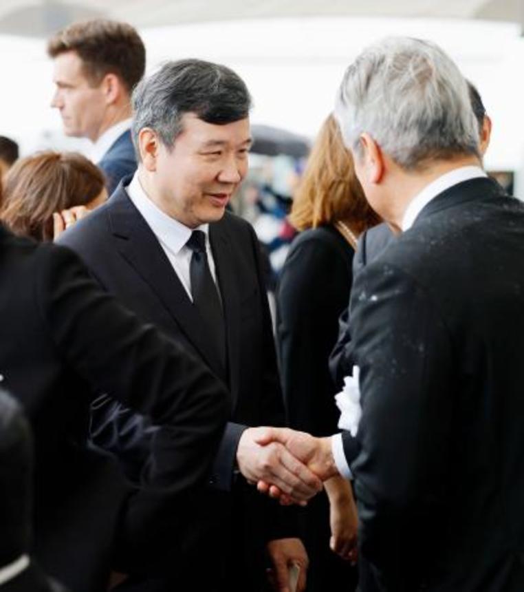 　平和祈念式典に参列した台北駐日経済文化代表処の李逸洋代表（左）＝９日午前、長崎市の平和公園
