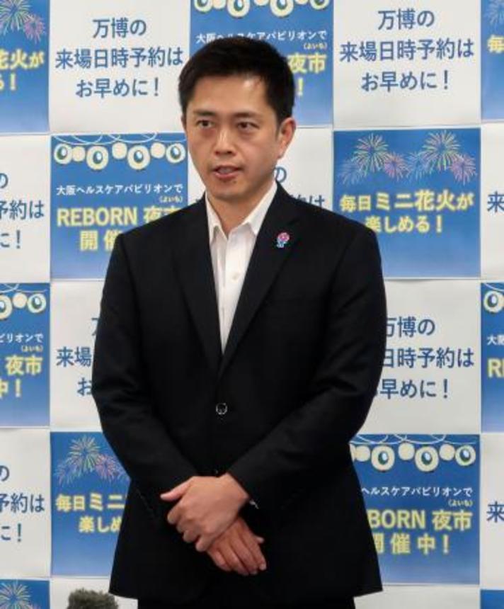 　大阪府庁で記者団の取材に応じる吉村洋文知事＝２８日午後