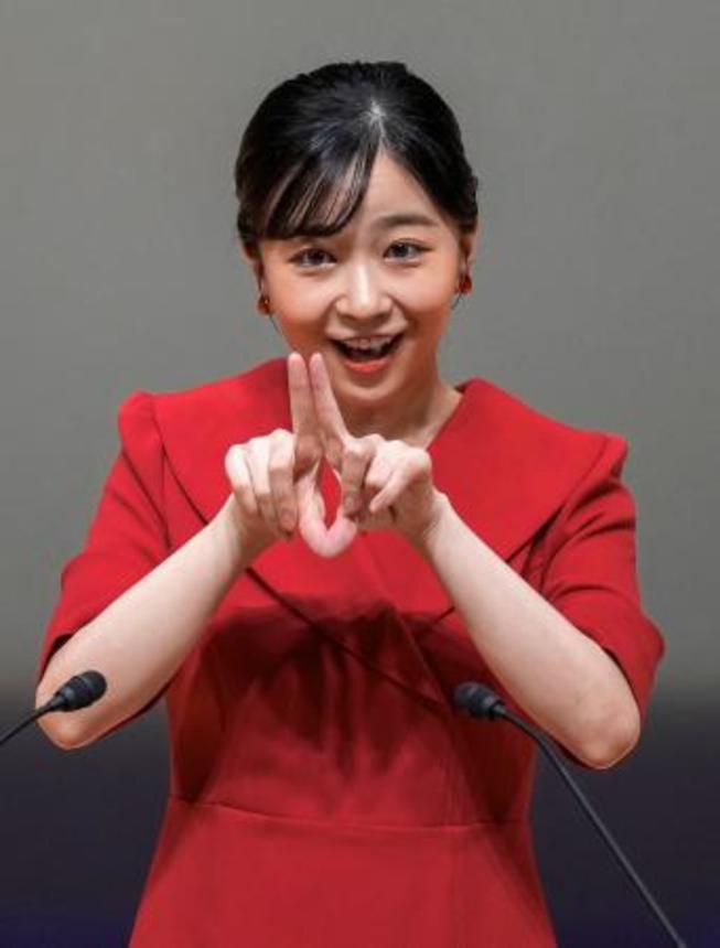 　第１３回全国高校生手話パフォーマンス甲子園の開会式に出席し、手話であいさつされる佳子さま＝２７日午前、鳥取市