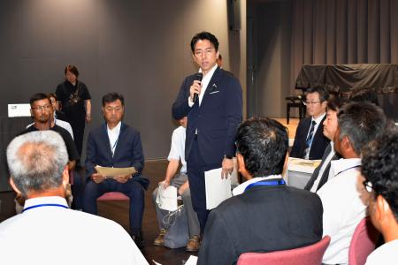 　茨城県のＪＡ関係者らと意見交換する小泉農相＝９日午後、茨城県桜川市