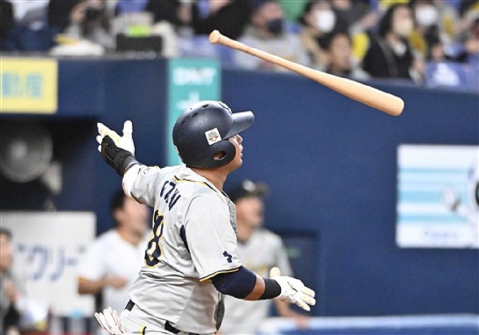 ホンダ×西濃運輸＝５回裏西濃運輸２死、勝ち越しの２点二塁打を放つ野崎＝京セラドーム大阪