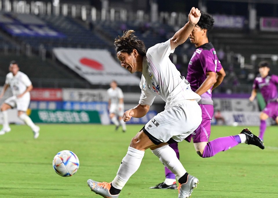 ＦＣ岐阜×藤枝＝後半、左サイド深くまで切り込み、マイナスのクロスを上げるＦＣ岐阜のＤＦ宇賀神＝長良川競技場