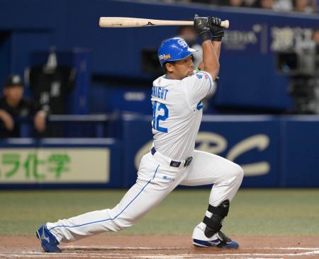 　６回中日２死一、二塁、代打ブライトが右翼線に適時打を放つ＝バンテリンドーム