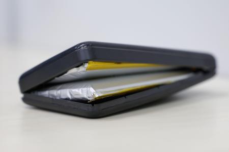 　劣化し膨張したとみられるモバイルバッテリー