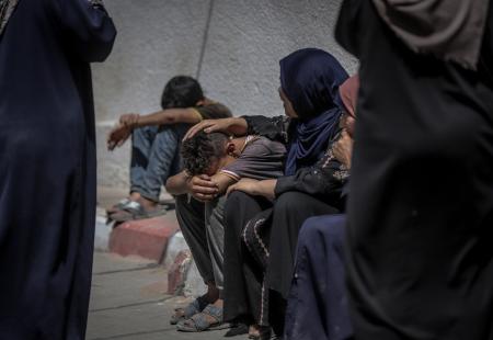 　イスラエルの空爆で死亡した親族を悼む人々＝５日、パレスチナ自治区ガザ北部ガザ市（ゲッティ＝共同）