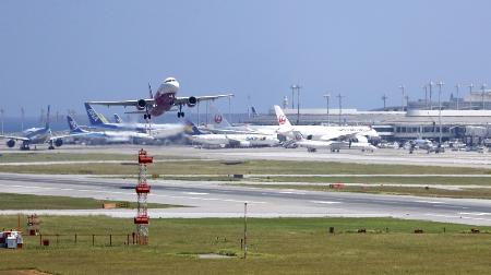 　那覇空港＝７月