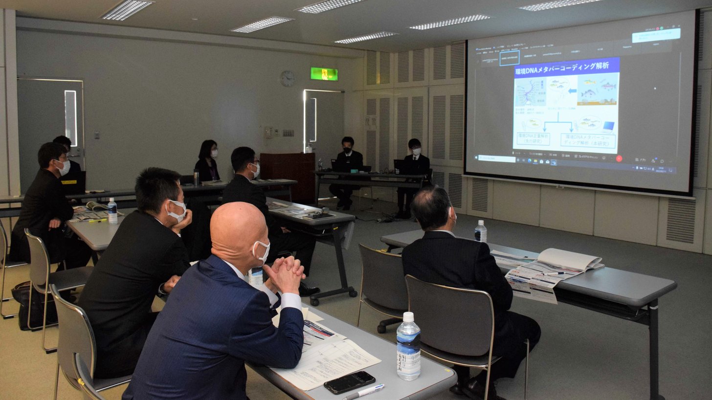 長良川の生態や新たなブランド鮎の開発など、幅広い研究テーマが語られた成果発表会＝岐阜市宇佐、県図書館