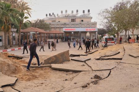 　１３日、イスラエル軍の空爆を受けたパレスチナ自治区ガザ南部ハンユニスの病院（ＡＰ＝共同）
