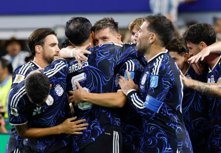　ヨルダン―アルゼンチン　前半、先制のＦＫを決め、祝福されるアルゼンチンのロセルソ（中央）＝ダラス（共同）