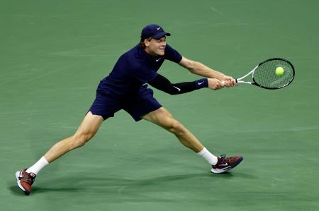 　男子シングルス準決勝でプレーするヤニク・シナー＝ニューヨーク（共同）