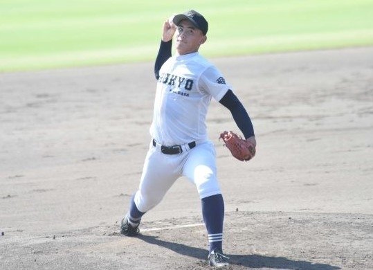 筑陽学園×中京＝先発で好投する中京の内野慎＝明石トーカロ球場