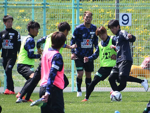 讃岐戦に向け、調整するＦＷ村田（右から２人目）らＦＣ岐阜の選手たち＝２４日、岐阜市内