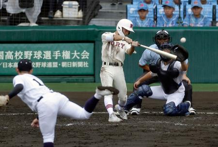 　拓大紅陵―佐賀商　４回表拓大紅陵１死一、二塁、阪本が左越えに先制二塁打を放つ。投手東條、捕手立花＝甲子園