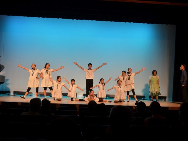 息の合った歌とダンスで観客を楽しませる出演者＝美濃市常盤町、市健康文化交流センター