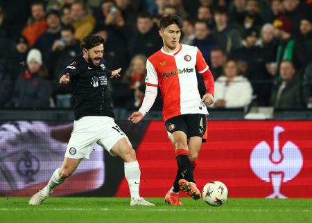 　シュトゥルム・グラーツ戦でプレーするフェイエノールトの渡辺剛＝２２日、ロッテルダム（ロイター＝共同）