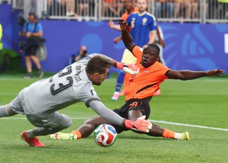 　オランダ―スウェーデン　前半、チーム２点目のゴールを決めるオランダのブロビー。ＧＫノルドフェルト＝ヒューストン（ゲッティ＝共同）