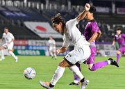 ＦＣ岐阜×藤枝＝後半、左サイド深くまで切り込み、マイナスのクロスを上げるＦＣ岐阜のＤＦ宇賀神＝長良川競技場