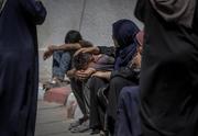 　イスラエルの空爆で死亡した親族を悼む人々＝５日、パレスチナ自治区ガザ北部ガザ市（ゲッティ＝共同）