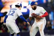 　マリナーズに快勝し喜ぶブルージェイズのゲレロ（右）とクレメント＝トロント（カナダ通信・ＡＰ＝共同）