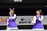 笠松競馬場に来ることができた喜びなどを語る高柳知葉さん（左）と井上遥乃さん＝羽島郡笠松町、笠松競馬場