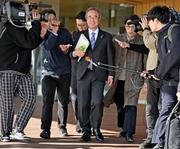 　福島第１原発の周辺を視察し、報道陣に囲まれる新潟県の花角英世知事（中央）１８日午後、福島県大熊町