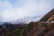 初冠雪で白く染まった伊吹山（日本自動車道提供）