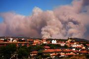 　２４日、山火事が拡大するスペイン・アビラ県で立ち上る煙（ＡＰ＝共同）