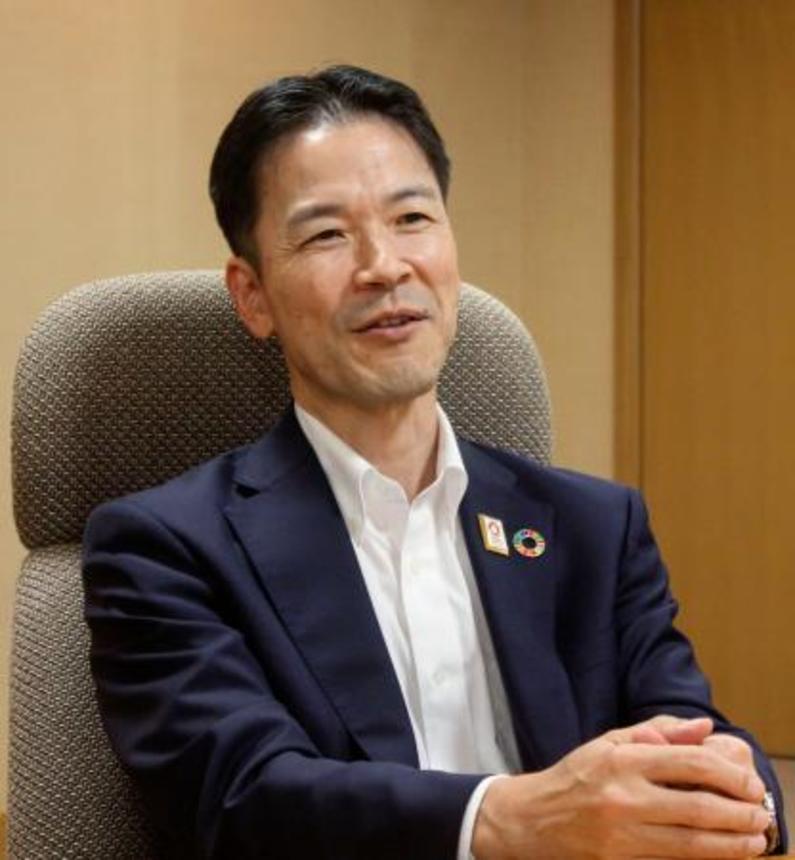 　インタビューに応じるみなと銀行の持丸秀樹社長