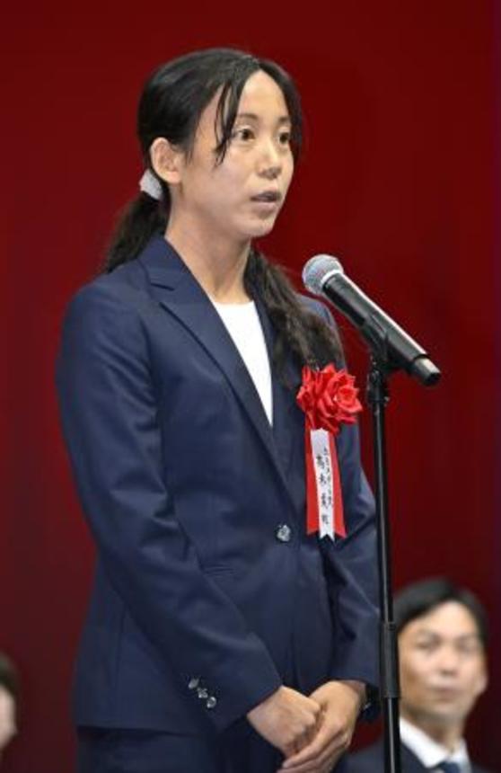 　「上月スポーツ賞」の表彰式で謝辞を述べる、スピードスケート女子五輪メダリストの高木美帆さん＝１日、東京都内