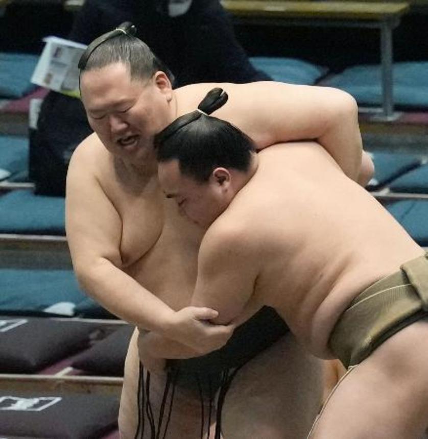 　大相撲春場所の初日、富士の輝（右）を攻める東浪。小手投げで破る＝８日、エディオンアリーナ大阪