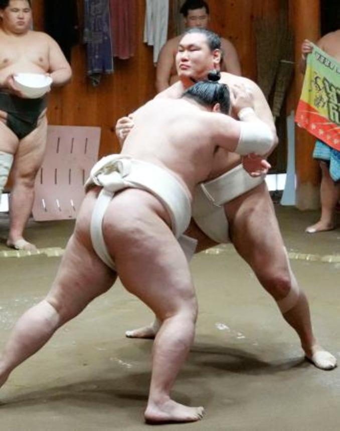 　朝稽古で相撲を取る豊昇龍＝東京都台東区の立浪部屋