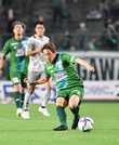 ＦＣ岐阜×鳥取＝前半、味方に縦パスを入れるＦＣ岐阜のＭＦ庄司＝長良川競技場