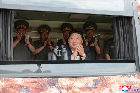 　兵器の試験を視察する北朝鮮の金正恩朝鮮労働党総書記＝２５日（朝鮮中央通信＝共同）