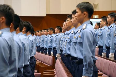 　警視庁警察学校の入校式に臨む大卒の初任科生＝５日午前、東京都府中市