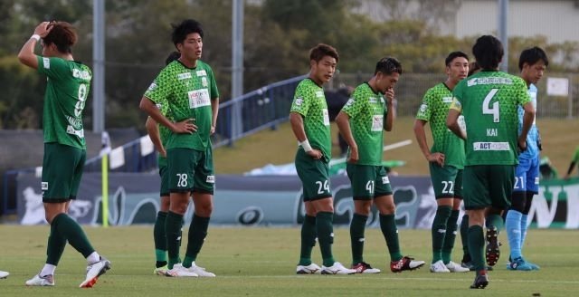 宮崎に敗れ、肩を落とすＦＣ岐阜の選手たち＝ユニリーバスタジアム新富