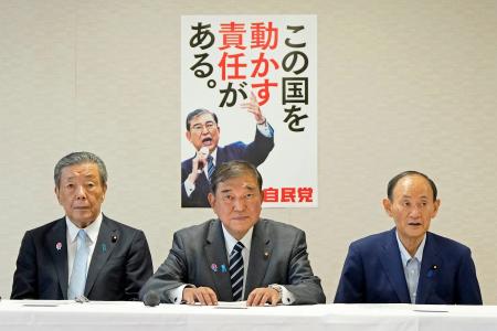　自民党役員会に臨む（左から）森山幹事長、石破首相、菅副総裁＝２９日午前、東京・永田町の党本部