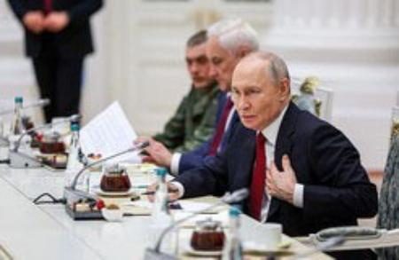 　ウクライナ侵攻に参加する兵士らとの会合で話すロシアのプーチン大統領＝１２日、モスクワ（ロシア大統領府提供・共同）