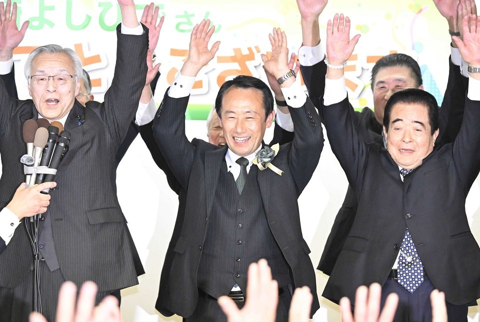 岐阜県知事選で初当選を確実にして、万歳三唱する江崎禎英さん（中央）＝２６日午後８時３分、岐阜市薮田南、選挙事務所