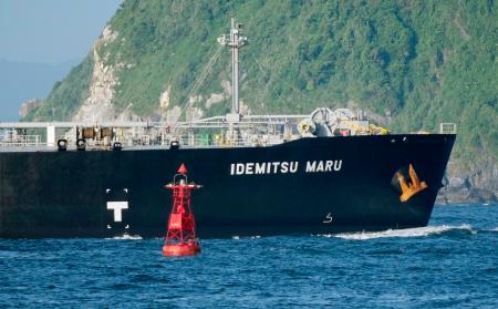 　伊勢湾に入る出光興産の大型原油タンカー「出光丸」＝２５日午前６時２１分、愛知県田原市の伊良湖岬から撮影