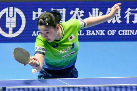 　世界選手権団体戦のフランス戦でプレーする張本美和＝ロンドン（共同）
