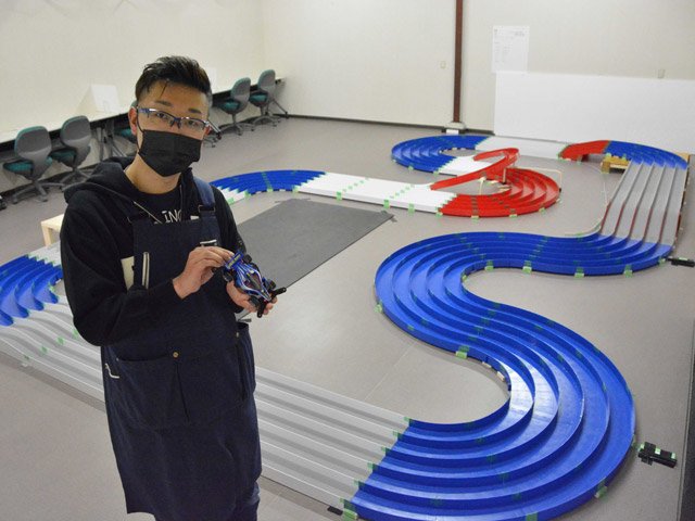 工場の一角を改装し、５レーンのミニ四駆コースを開設した幅友寛さん＝関市倉知、ハバ金型製作所