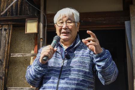 　「日野町事件」の現場を訪れた阪原弘さんの長男弘次さん＝１４日午後、滋賀県日野町