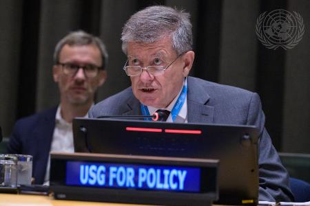 　組織改革などの状況を説明するライダー国連事務次長（手前）＝２４日、米ニューヨークの国連本部（国連提供、共同）